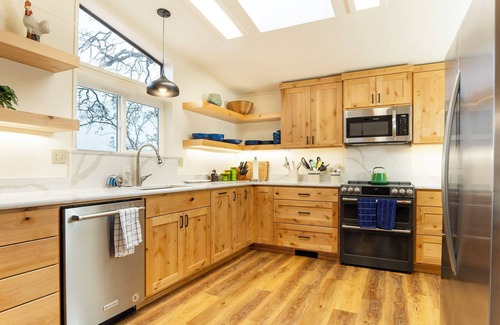 Talent Casa | The Bird House.Completely updated 4-bedroom country home in Talent. Pet-friendly