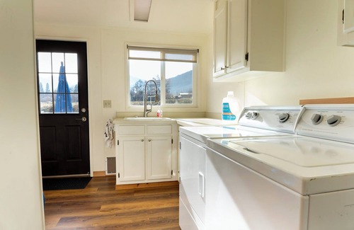 Talent Casa | The Bird House.Completely updated 4-bedroom country home in Talent. Pet-friendly