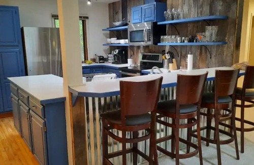 Montague Casa | The Bird song house. Fun and comfort in the woods.