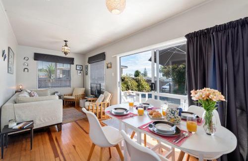 Mount Maunganui Casa | The Black Bach - Mt Maunganui Holiday Home