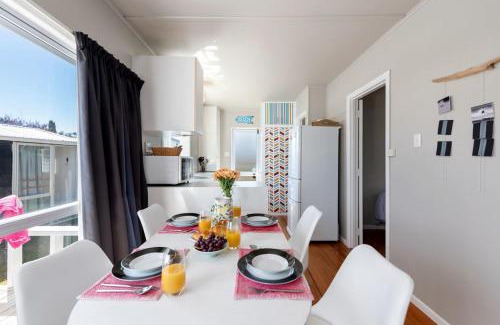 Mount Maunganui Casa | The Black Bach - Mt Maunganui Holiday Home