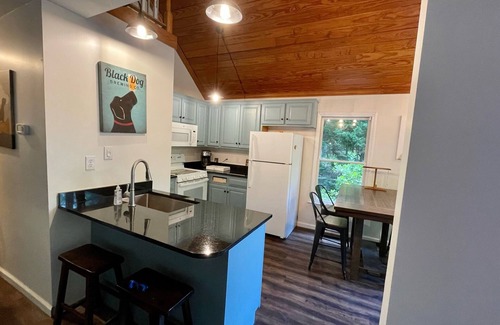 Littleton Cabina | The Black Dog Cabin - Your Convenient Lake Gaston, Pet-Friendly Retreat