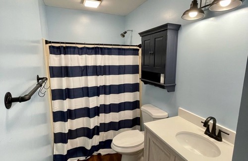 Littleton Cabina | The Black Dog Cabin - Your Convenient Lake Gaston, Pet-Friendly Retreat