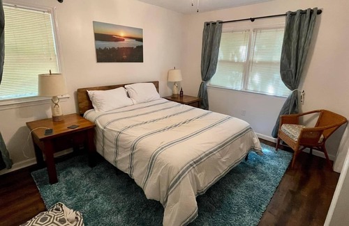 Littleton Cabina | The Black Dog Cabin - Your Convenient Lake Gaston, Pet-Friendly Retreat