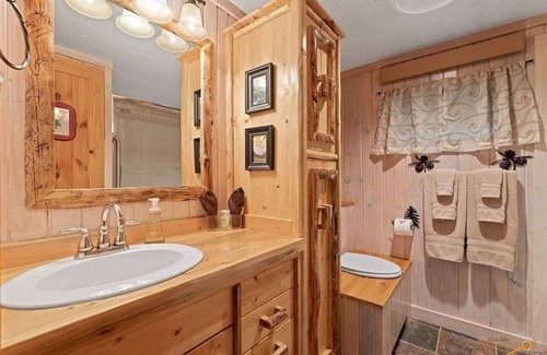 Custer Cama Y Desayuno | The Black Hills at Dakota Dream B&B, ** Check Availability for Short Notice**