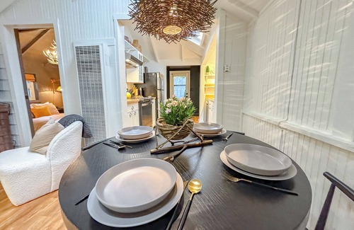 Guerneville Cabina | The Black Nest -Trendy Nest Redwood Retreat! Enchanting! WIFI/ HotTub/Pup