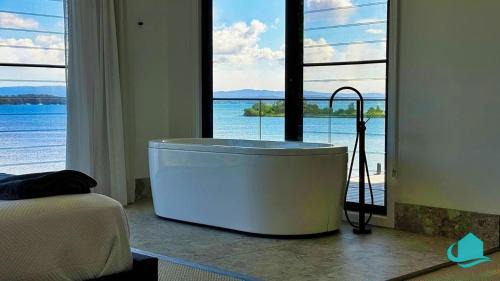Swansea Casa | The Black Swan Lakehouse - waterfront pool