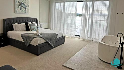 Swansea Casa | The Black Swan Lakehouse - waterfront pool