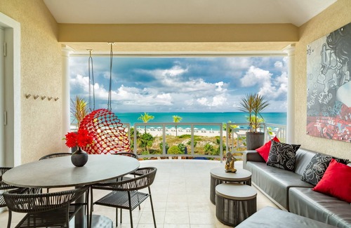 Grace Bay Condominio | The Blu2 On the Beach, Luxury Oceanfront Penthouse Condo at the Grandview