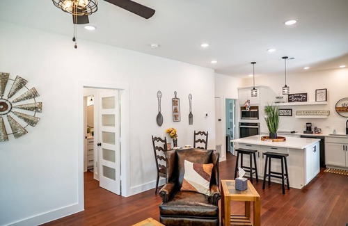 Burleson Casa | The Blue Barn in pleasant Burleson with AC