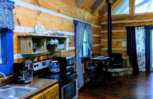 Waynesville Cabina | The Blue Bird Suite at Hawthorn Haven- Upper Level