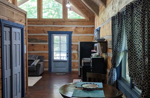 Waynesville Cabina | The Blue Bird Suite at Hawthorn Haven- Upper Level