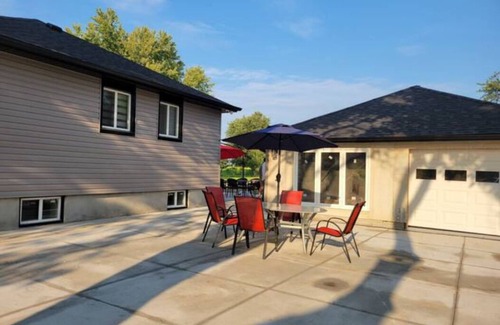 Niagara Falls Casa | The Blue Bungalow Retreat - Get together with Friends & Family!