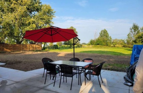 Niagara Falls Casa | The Blue Bungalow Retreat - Get together with Friends & Family!