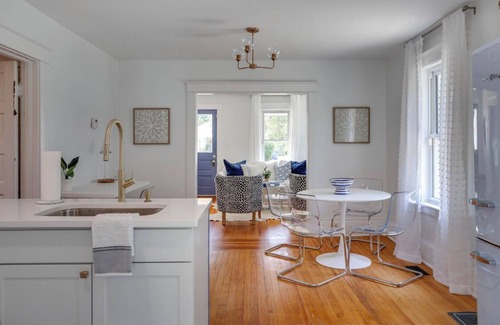 Southwest Raleigh Casa | The Blue Bungalow- NC State, ITB, Cameron Village