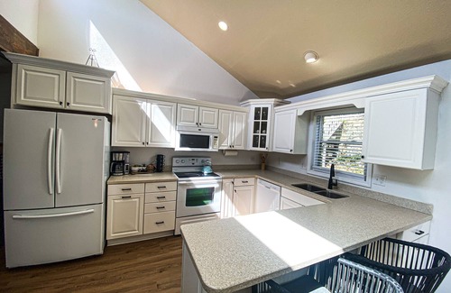 Linn Creek Casa | The Blue Bungalow - Private Dock/Quiet Cove - 3Bedroom/2 Bath