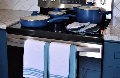 Historic Uptown Casa | The Blue Bungalow by Crescent Lake Walk 2 Downtown K&Q Hot Tub Private Courtyard