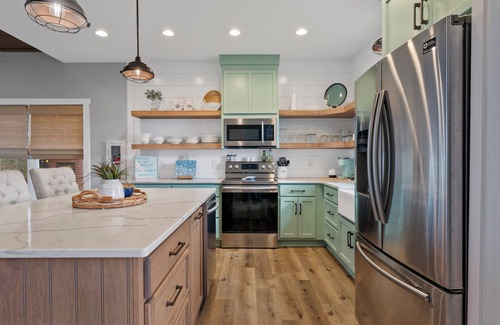 Scottsville Casa | The Blue Cat: Family-Friendly Luxury Lakefront Retreat w/ Fire Pit, Sunset Views