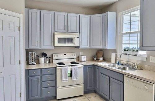 Villages of Five Points Apartamento | The Blue Chill! A 4 Bedroom Townhouse w/Pool!