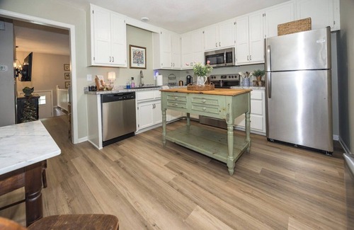 Parkville Casa | The Blue Cottage- North, in Parkville