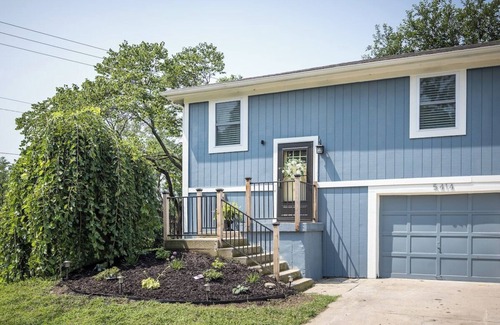 Parkville Casa | The Blue Cottage- North, in Parkville