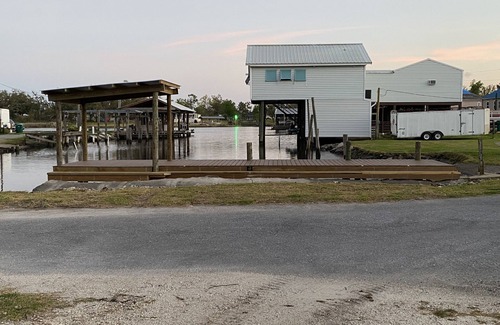 Sulphur Casa | The Blue Crab House on Moss Lake