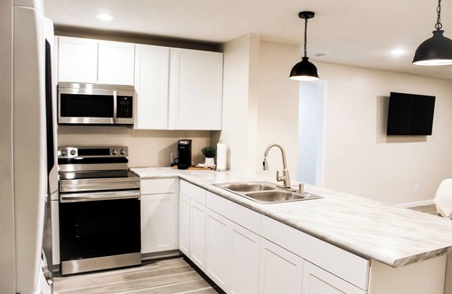 Bristol Casa | The Blue Door 155. A Welcoming Home near State St