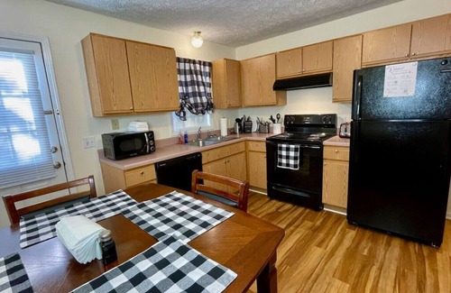 Sylva Apartamento | The Blue Door at Sylva Home Base Apartments