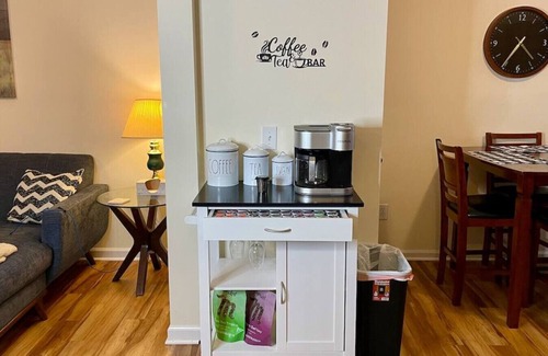 Sylva Apartamento | The Blue Door at Sylva Home Base Apartments