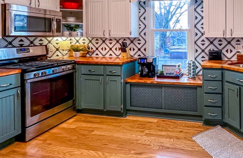 Bloomington Casa | The Blue Door Bungalow - Central & Walkable to Downtown & Indiana University