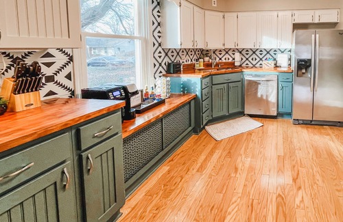 Bloomington Casa | The Blue Door Bungalow - Central & Walkable to Downtown & Indiana University