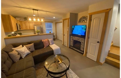 Winston - Salem Cabina | The Blue Door Cabin