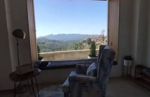 Barog Casa | The Blue Door - Luxurious home with a Sunset View