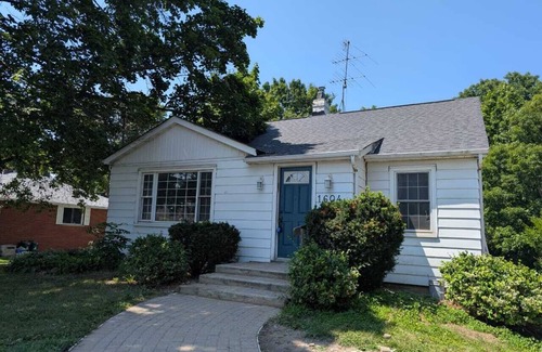 Courtice Casa | The Blue Door Retreat. Cottage style living in the city!