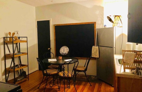 Old Town Winchester Apartamento | The Blue Door steps from Handley Library