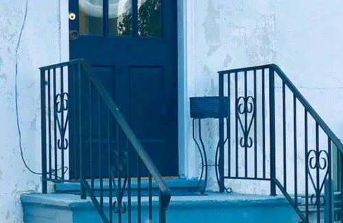 Old Town Winchester Apartamento | The Blue Door steps from Handley Library