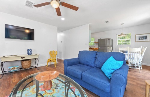 Gulfport Cabaña | The Blue Goose -Relaxing retreat close to beaches, casinos, attractions & bases