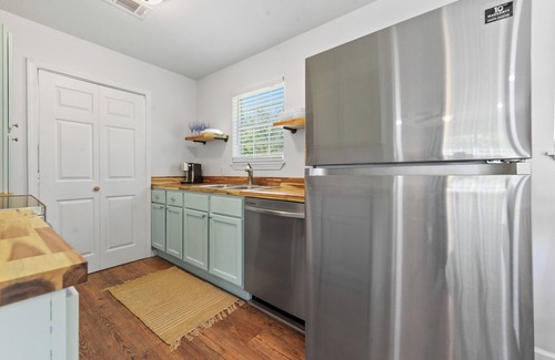 Gulfport Cabaña | The Blue Goose -Relaxing retreat close to beaches, casinos, attractions & bases