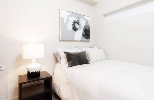 Kelowna Central Business District Condominio | "The Blue Haven" Knox View Kelowna Downtown Condo