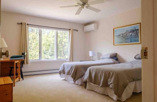 Maplecrest Casa | The Blue Hill House at Windham