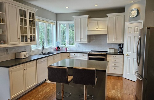 New Tecumseth Casa | The Blue House - 4 Bedrooms + Pool - Perfect for the Whole Family!