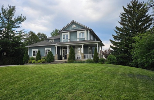 New Tecumseth Casa | The Blue House - 4 Bedrooms + Pool - Perfect for the Whole Family!