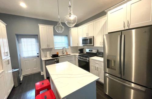 Highlandtown Casa | The Blue House! Modern+ Rooftop deck+ Parking