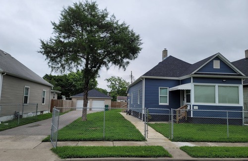 East St. Louis Casa | The Blue House near Frank Holten State Park / Golf /Lighthouse Restaurant