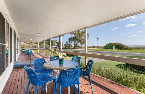 Bonney Casa | The Blue House on Lake Albert