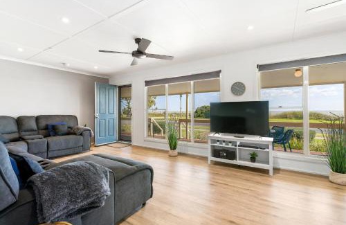 Bonney Casa | The Blue House on Lake Albert