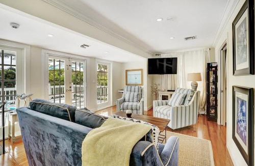 Flamingo Parks Casa | The Blue Pearl - Soak Up Views from a Scenic Poolside Upper Deck