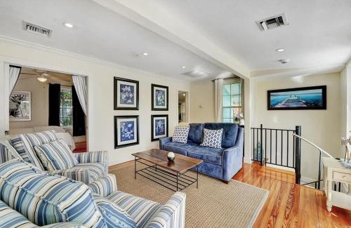 Flamingo Parks Casa | The Blue Pearl - Soak Up Views from a Scenic Poolside Upper Deck