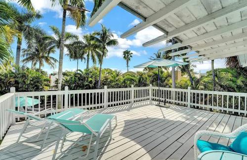 Flamingo Parks Casa | The Blue Pearl - Soak Up Views from a Scenic Poolside Upper Deck