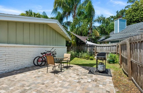 Jacksonville Beach Condominio | The Blue Turtle: retreat w/ bikes! By Beach & Mayo